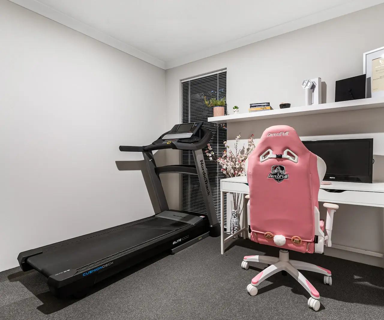 Bureau à domicile avec un tapis de course posé à côté du poste de travail
